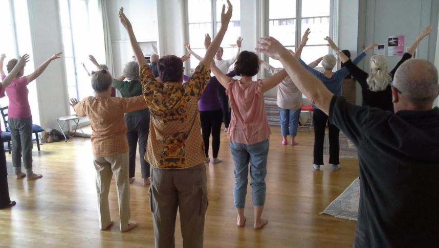 Séance d'exercices physiques pour personnes âgées 