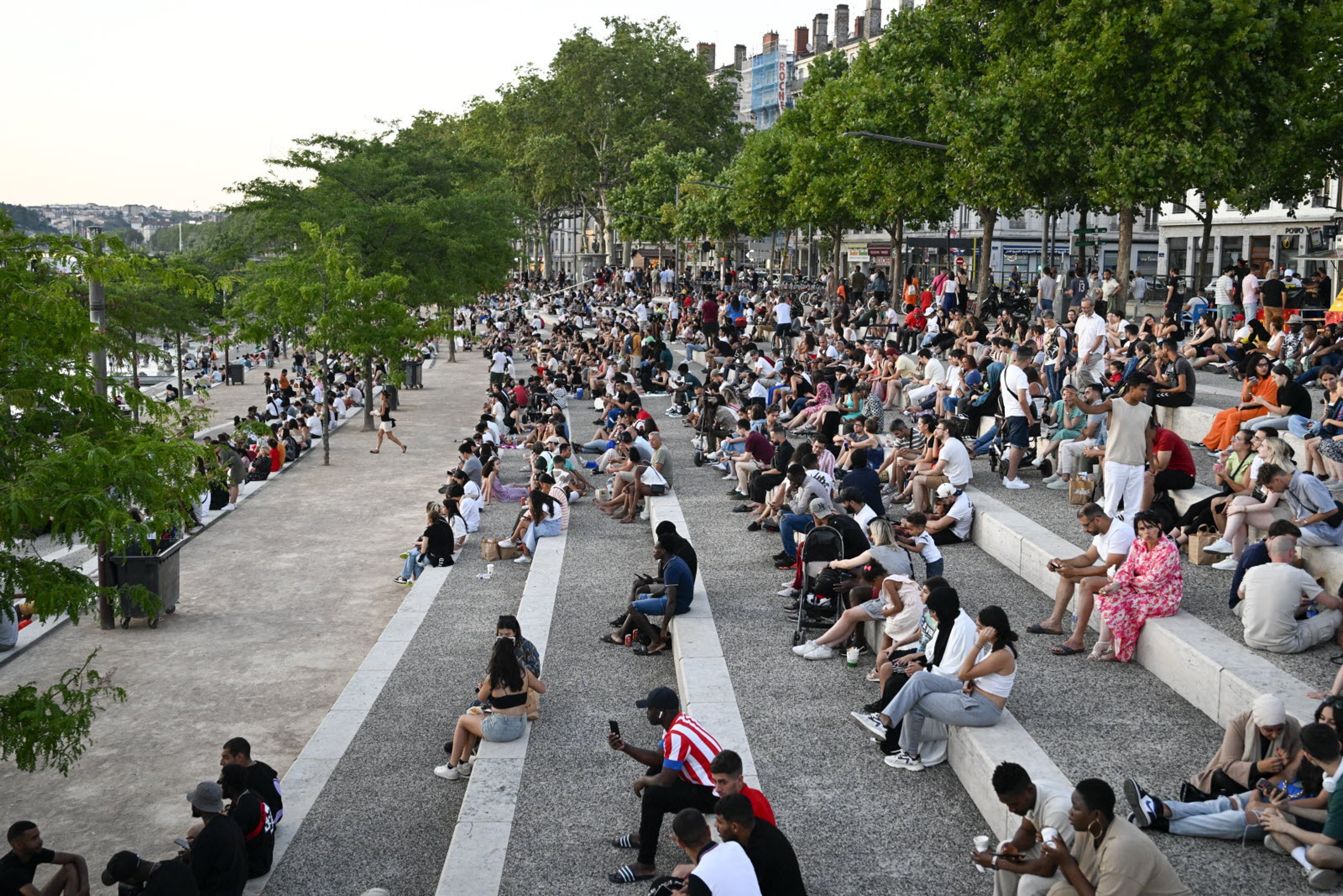 Jeunes sur les berges du Rhône